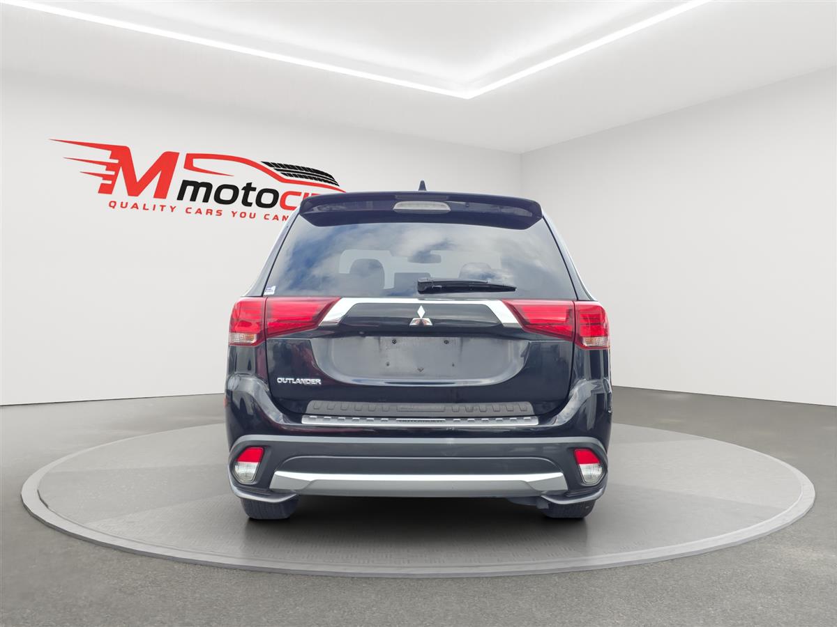 2017 Mitsubishi Outlander 7 Seats, 2.4 G Navi Package Carousel 3