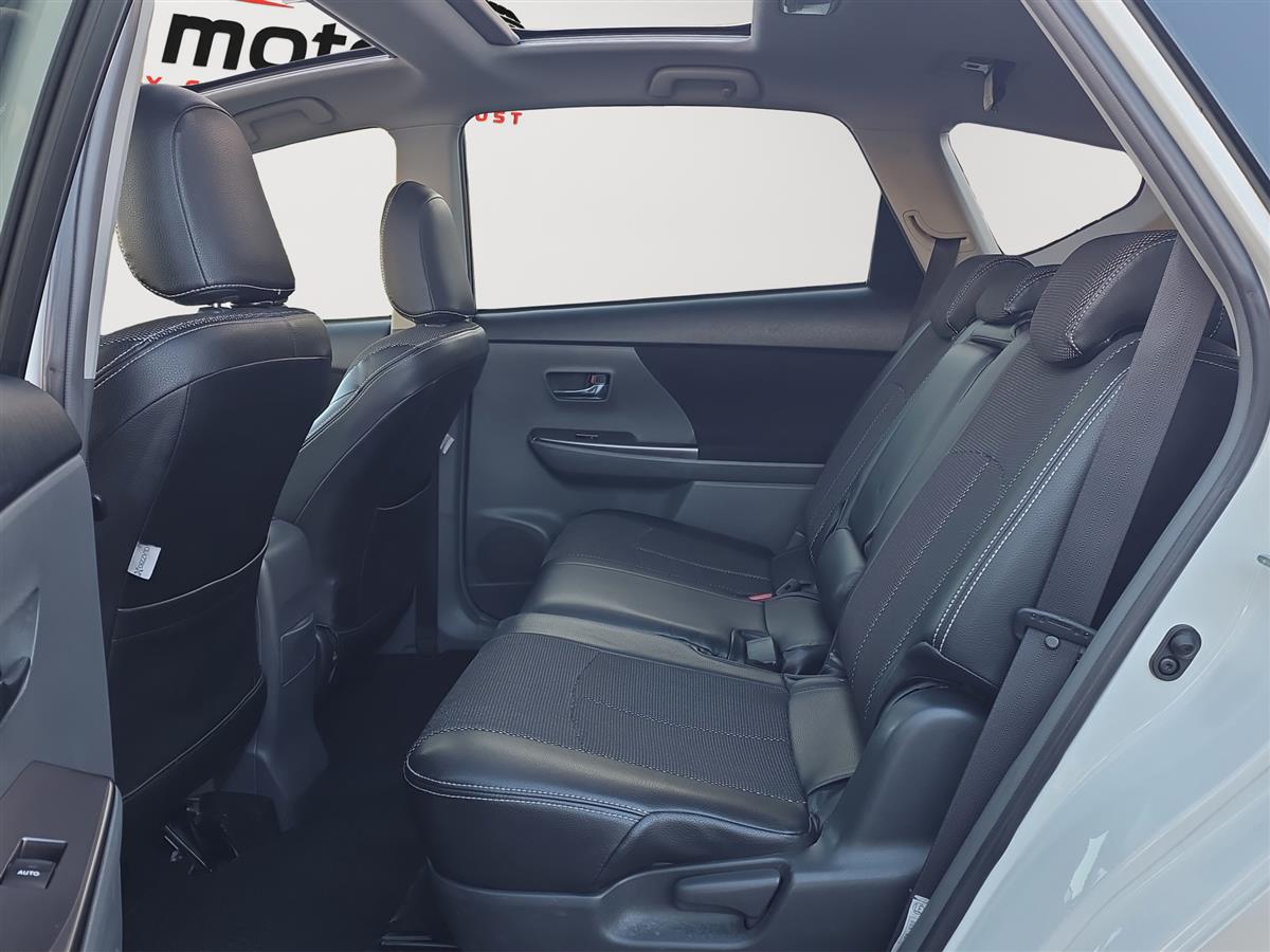 2014 Toyota Prius Alpha S, Panoramic dual roof Carousel 13