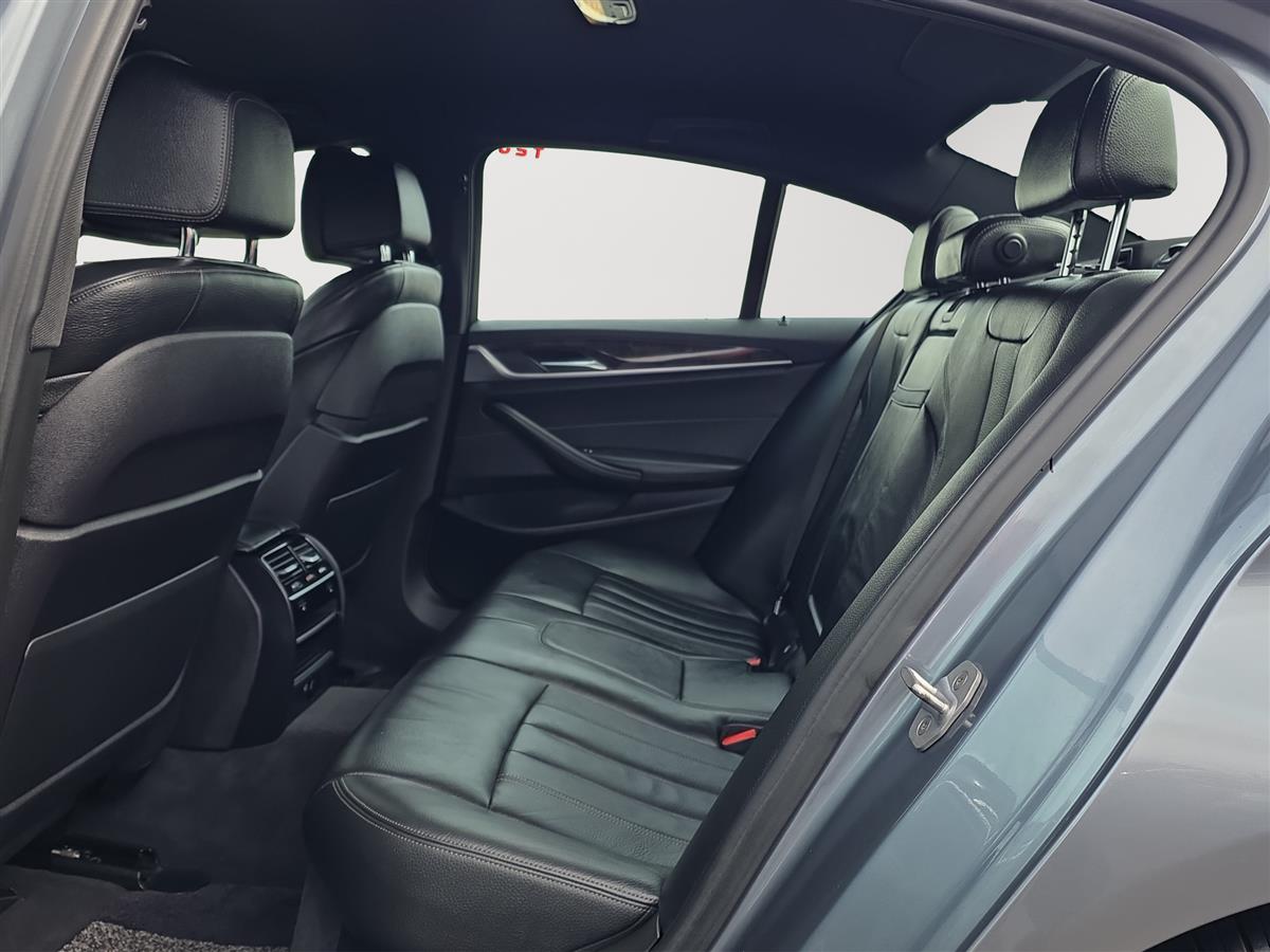 2017 BMW 530i M SPORT Carousel 10