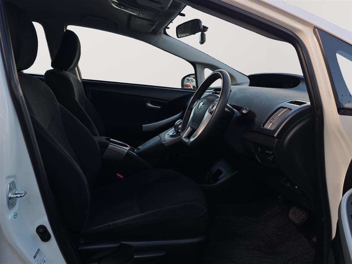2015 Toyota Prius HYBRID S, dark Interior Carousel 12