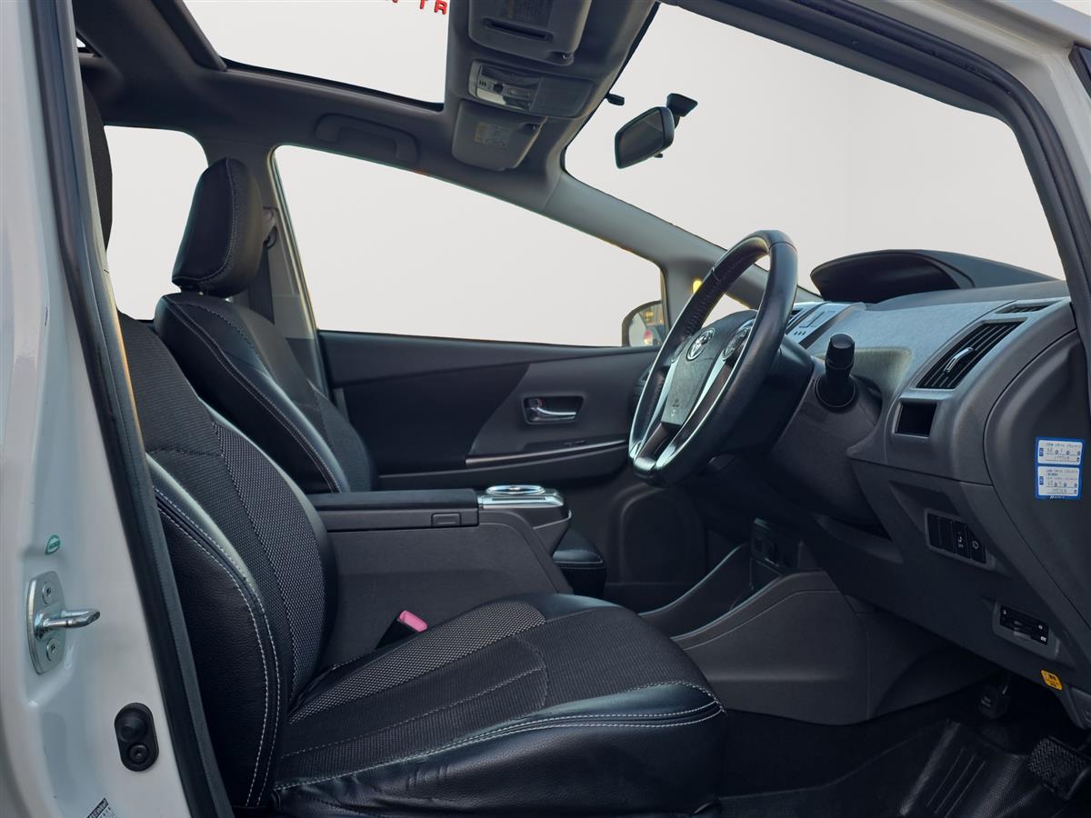 2014 Toyota Prius Alpha S, Panoramic dual roof Carousel 12