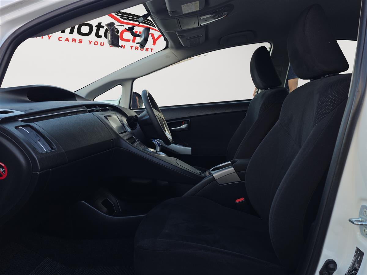2015 Toyota Prius HYBRID S, dark Interior Carousel 15