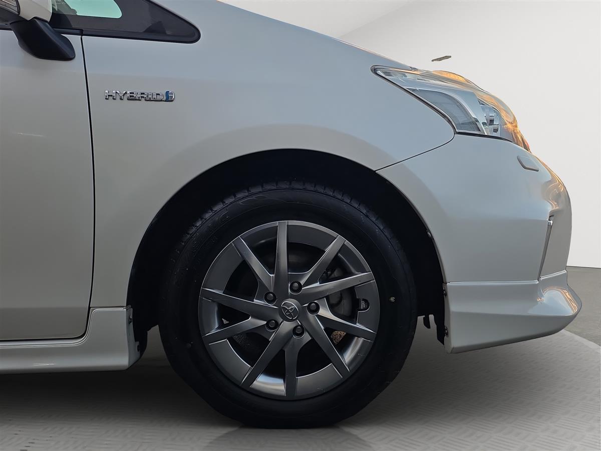 2014 Toyota Prius Alpha S, Panoramic dual roof Carousel 19