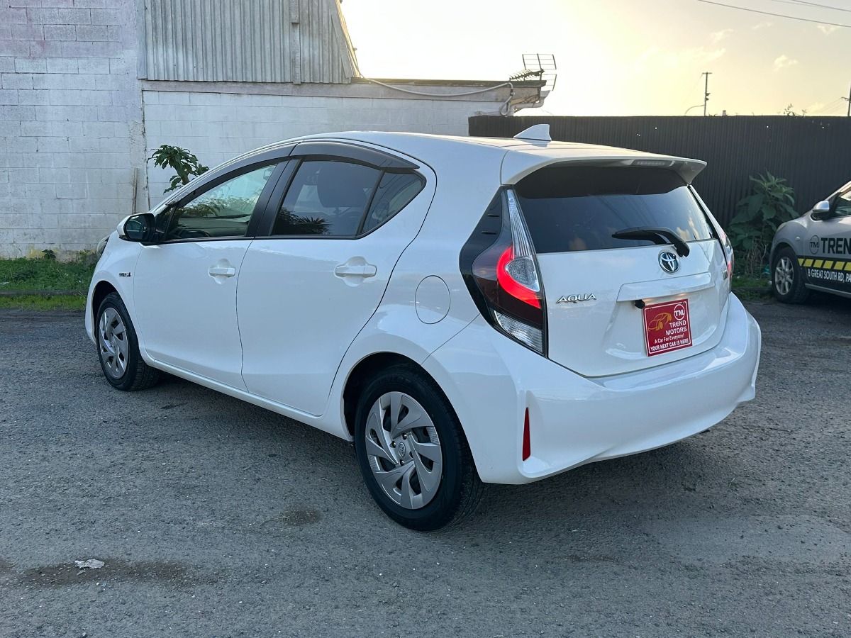 2020 TOYOTA AQUA S Carousel 4
