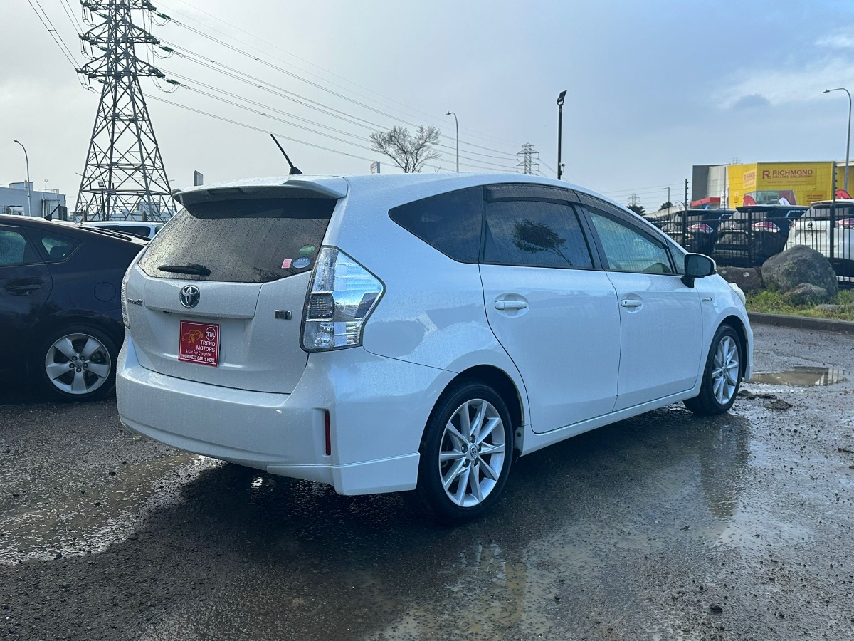 2012 Toyota Prius ALPHA GTSULI SELECT SKYLIGHT P 7 SEATER Carousel 1