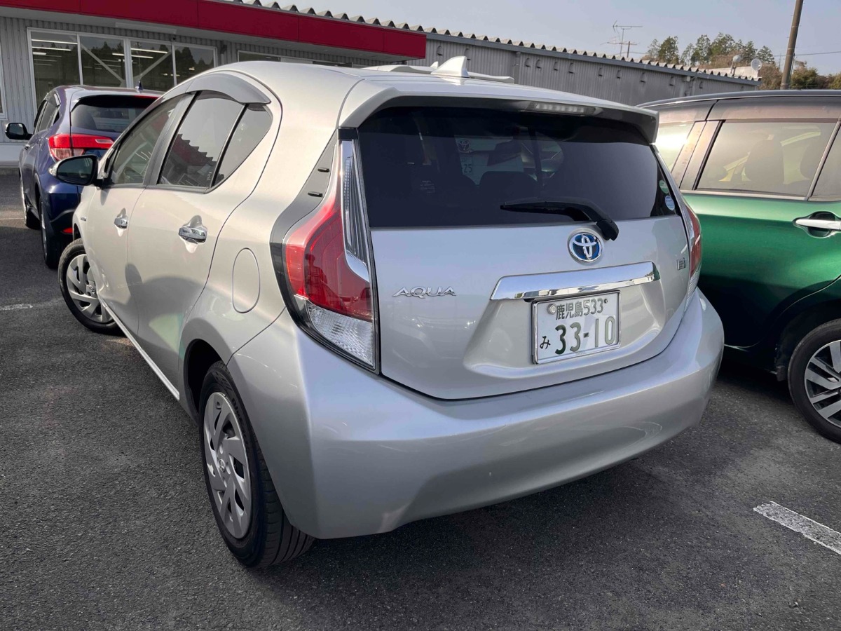 2017 TOYOTA AQUA S Carousel 3
