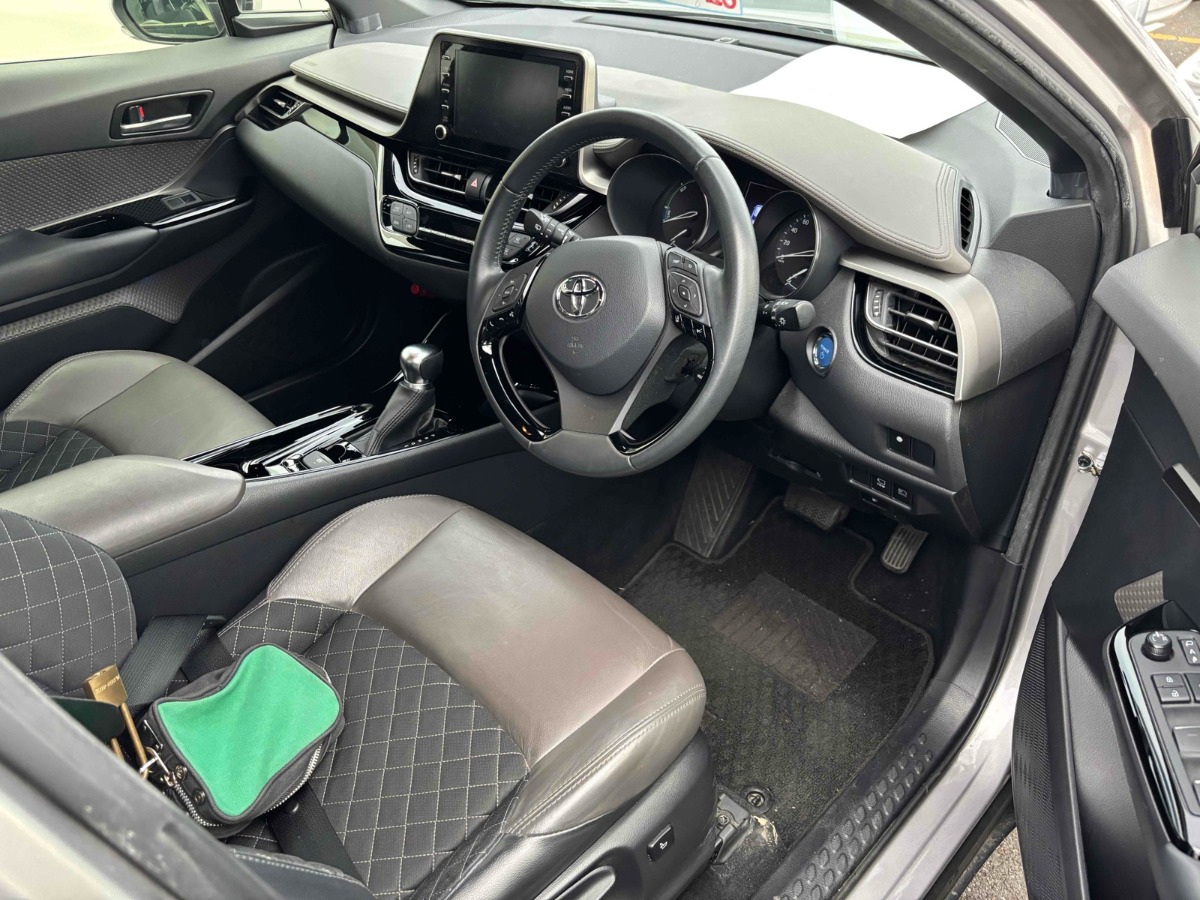 2020 TOYOTA C-HR HYBRID G Carousel 4