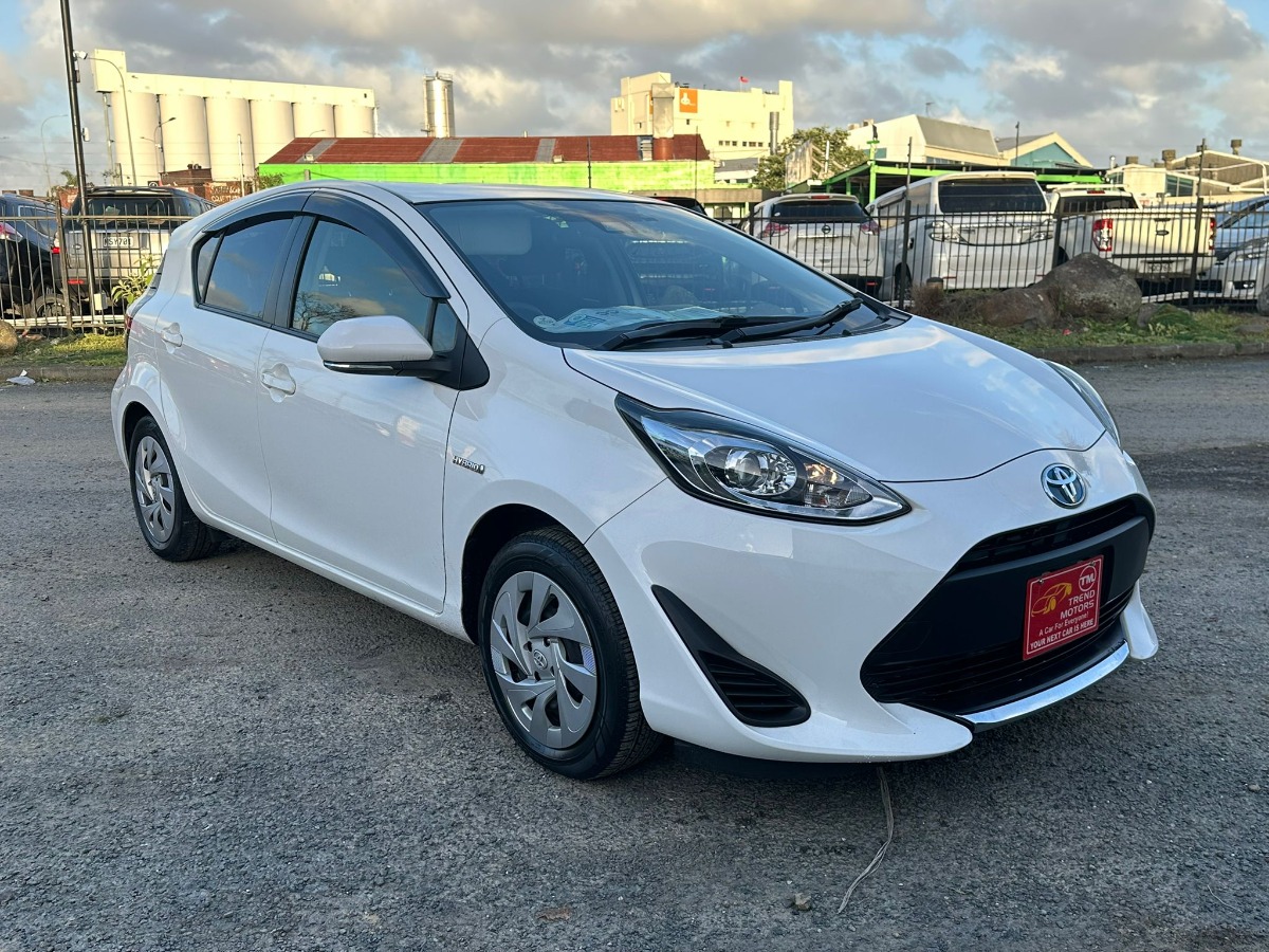 2020 TOYOTA AQUA S Carousel 3