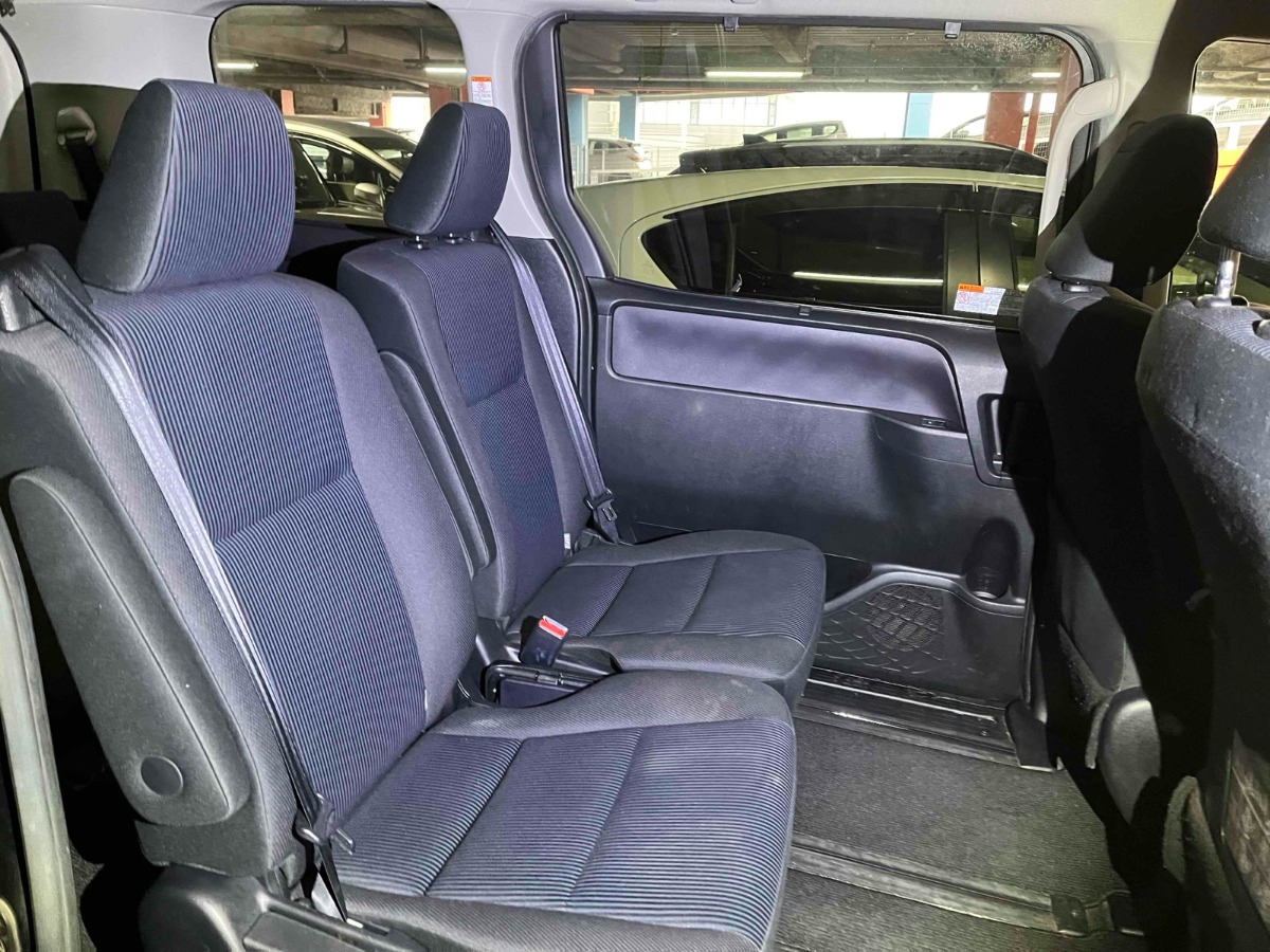 2014 TOYOTA VOXY Carousel 2