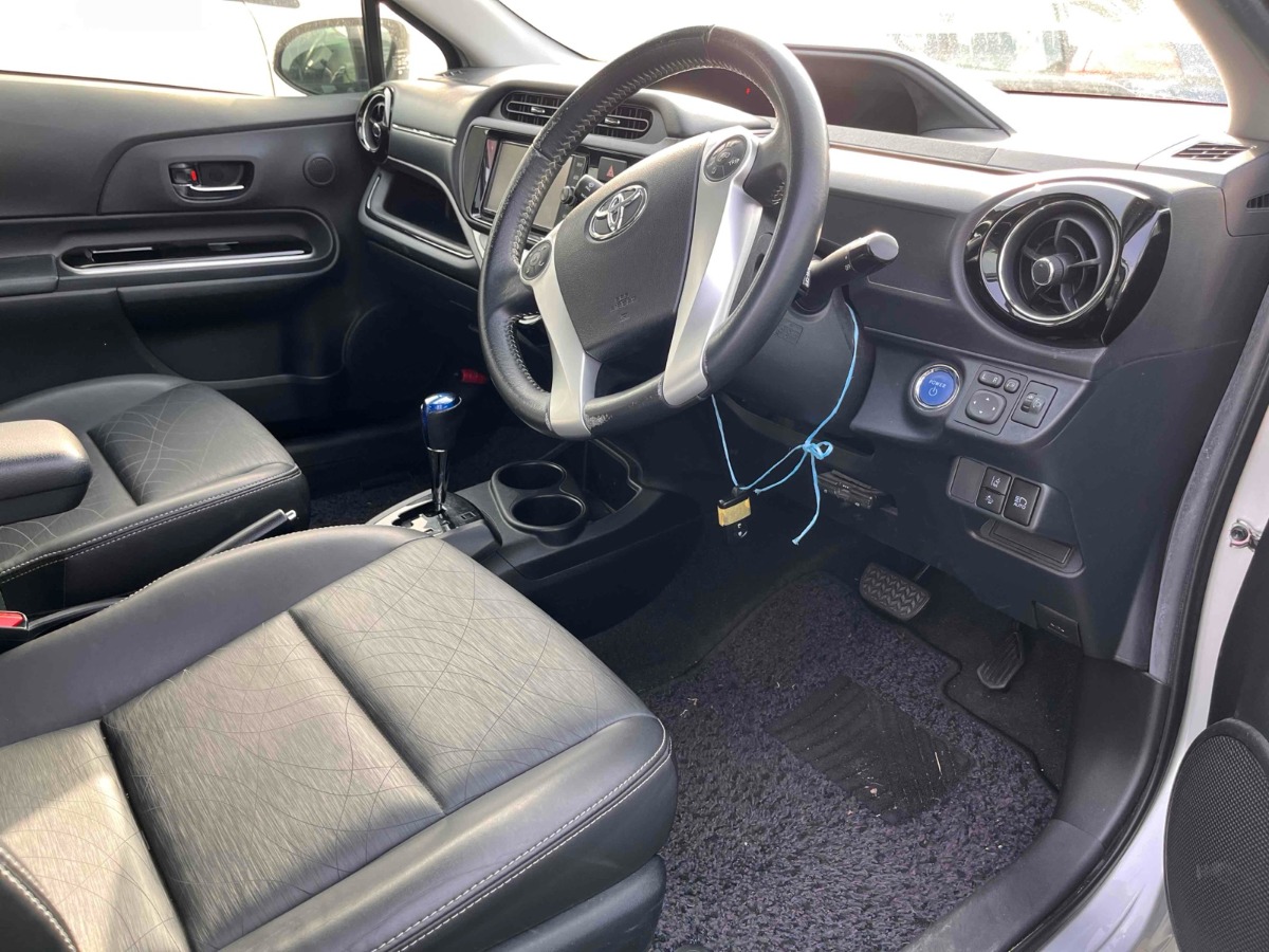 2017 TOYOTA AQUA S Carousel 4