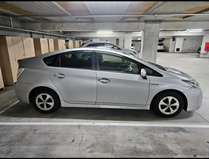 2012 Toyota Prius v  Carousel 2