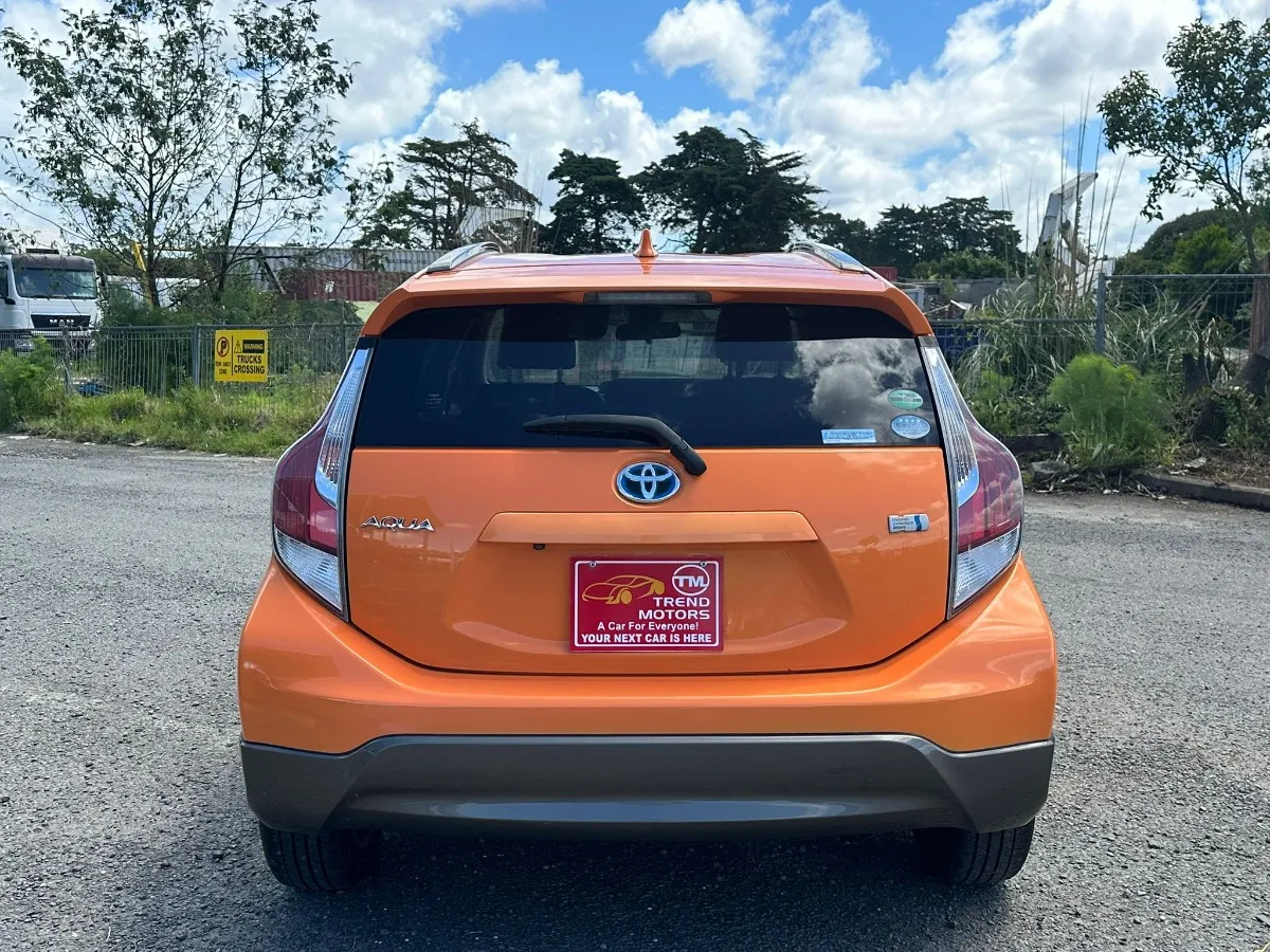 2015 Toyota Aqua X- URBAN Carousel 11