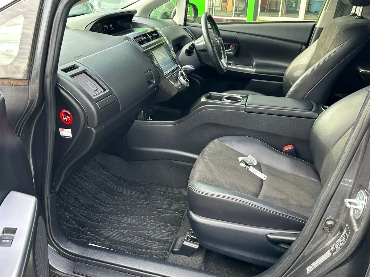 2015 Toyota Prius Carousel 2