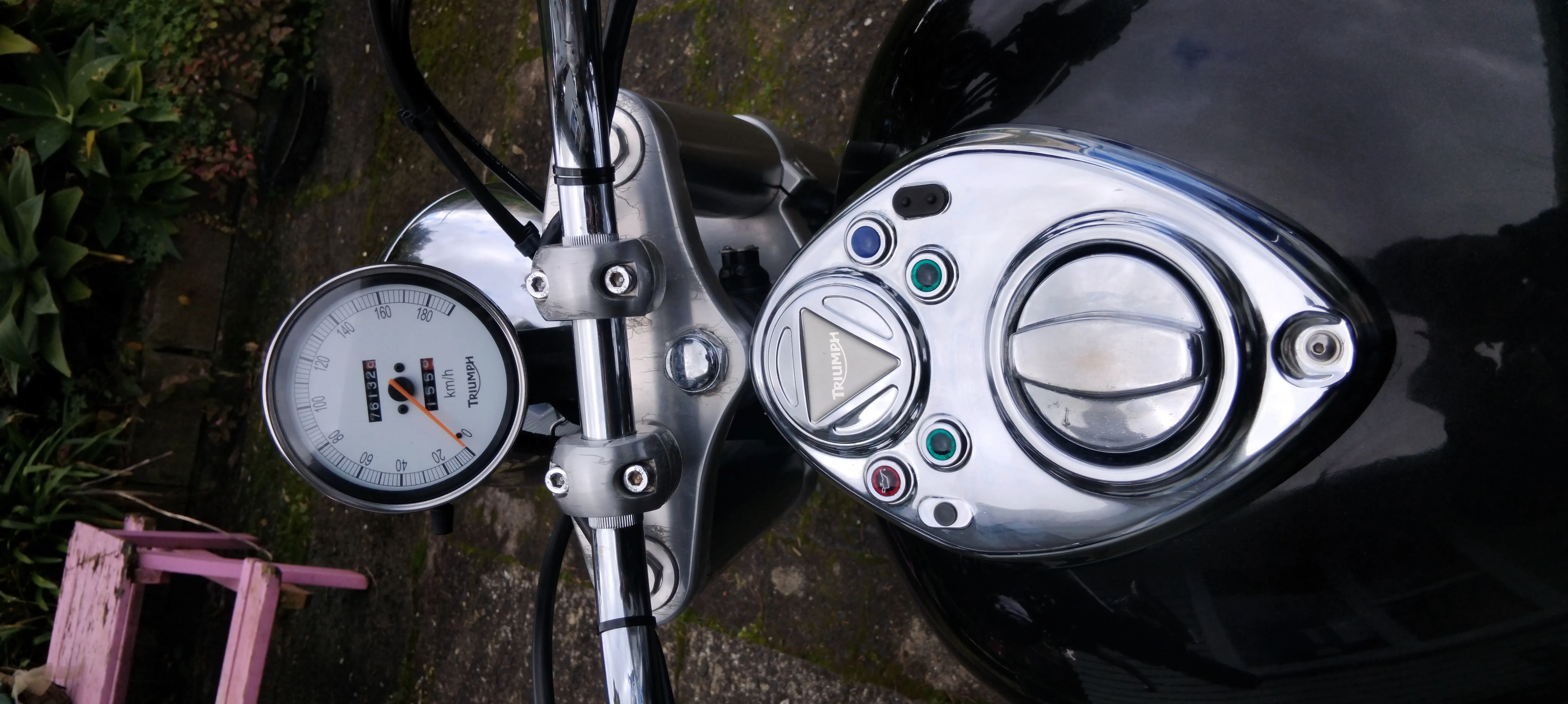 07 Triumph America Bonneville Carousel 3
