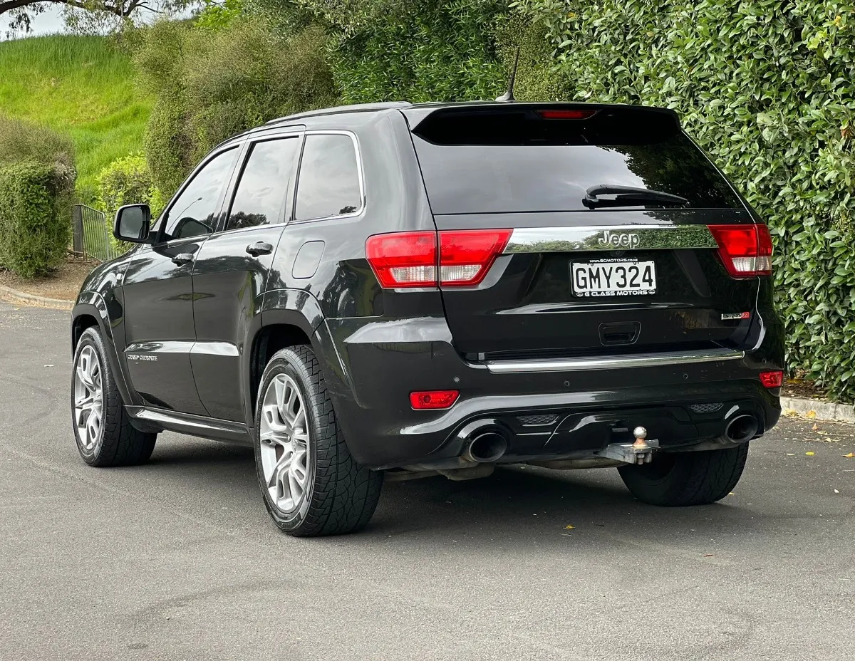  2012 Jeep Grand Cherokee SRT8 6.4L-V8 4WD **Full Leather Seats** Carousel 4