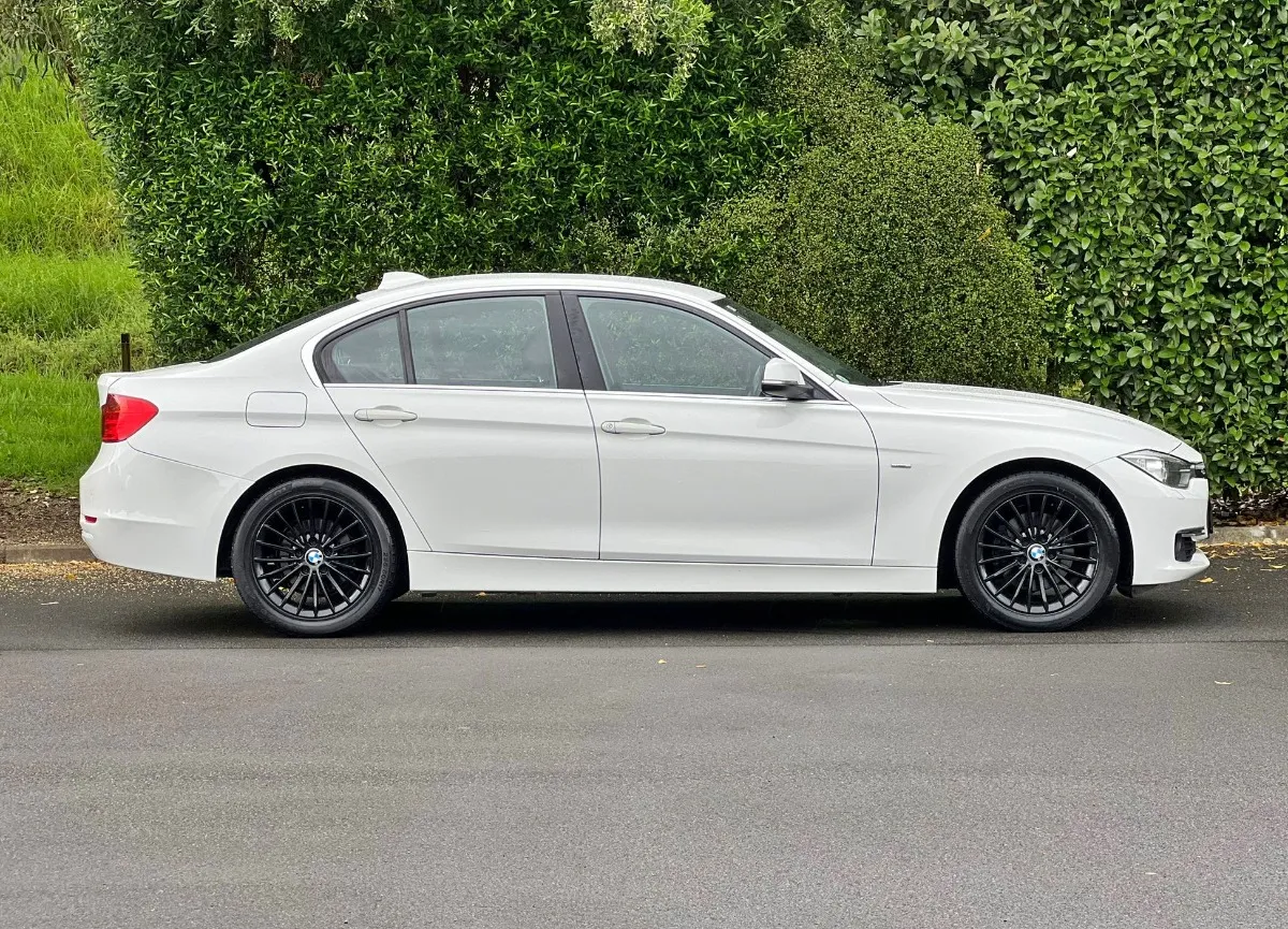  2013 BMW 320i Facelift i-Drive *Joy Stick, Full Leather* Carousel 3