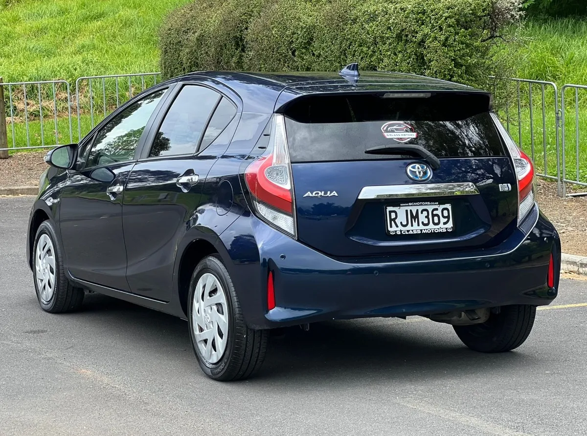  2019 Toyota Aqua **Parking sensors, Push start** Carousel 4