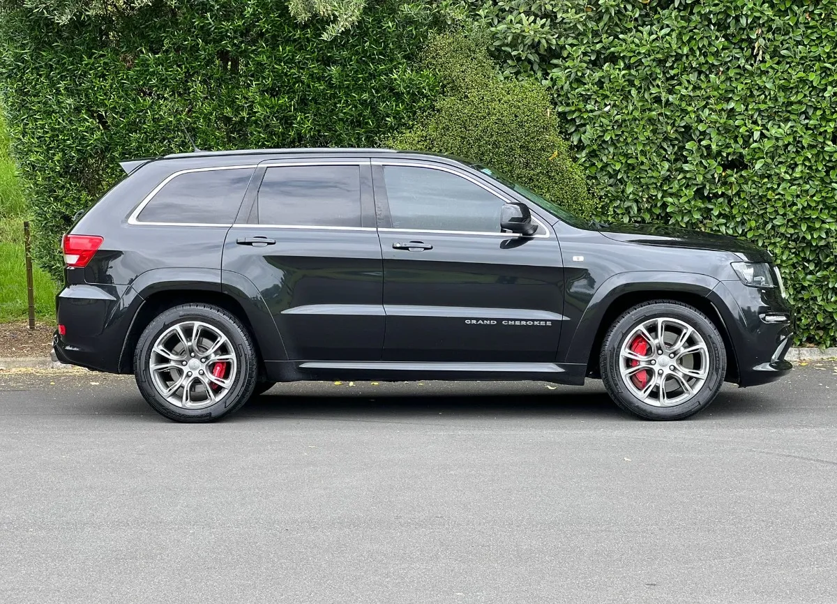  2012 Jeep Grand Cherokee SRT8 6.4L-V8 4WD **Full Leather Seats** Carousel 3