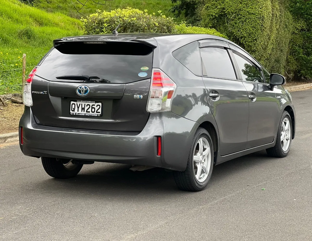  2018 Toyota Prius **CX ,5 Seats, Apple Android Play** Carousel 5