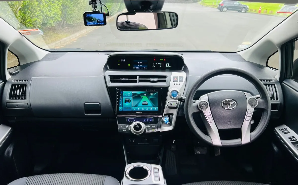  2018 Toyota Prius **CX ,5 Seats, Apple Android Play** Carousel 6