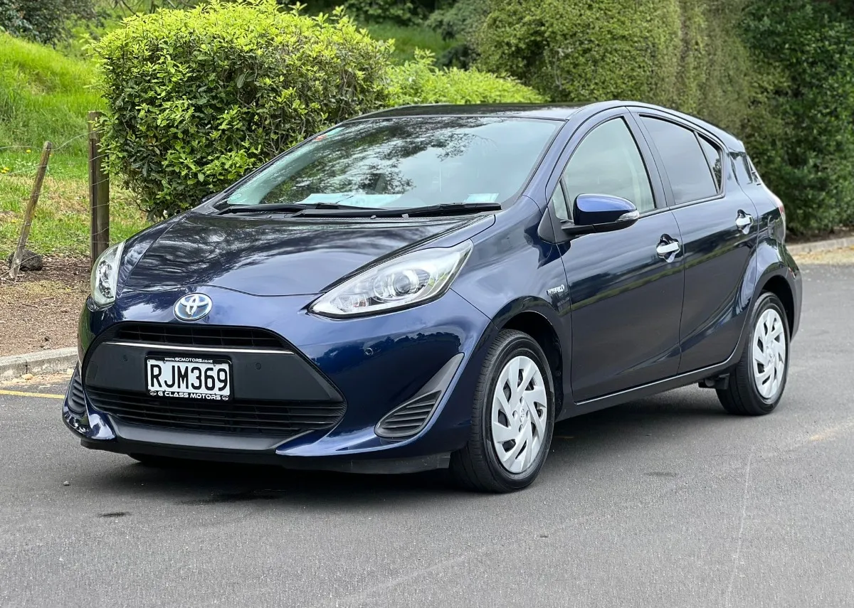  2019 Toyota Aqua **Parking sensors, Push start** Carousel 2