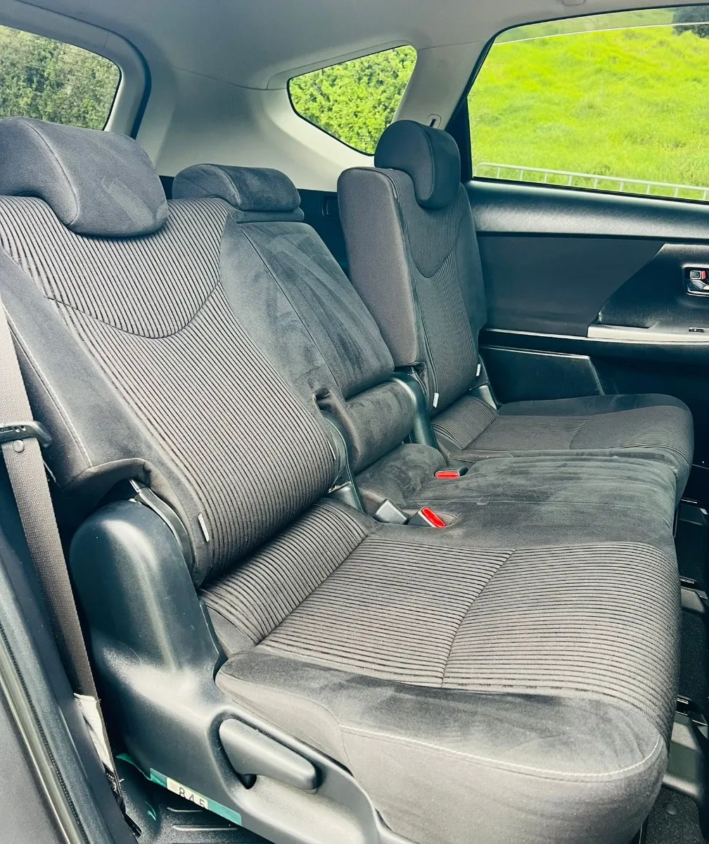  2018 Toyota Prius **CX ,5 Seats, Apple Android Play** Carousel 8