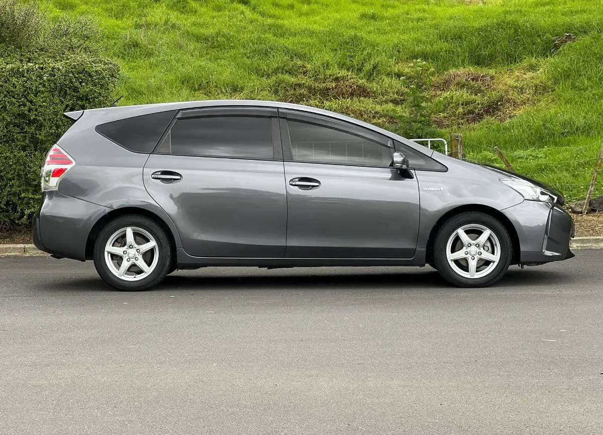  2018 Toyota Prius **CX ,5 Seats, Apple Android Play** Carousel 3