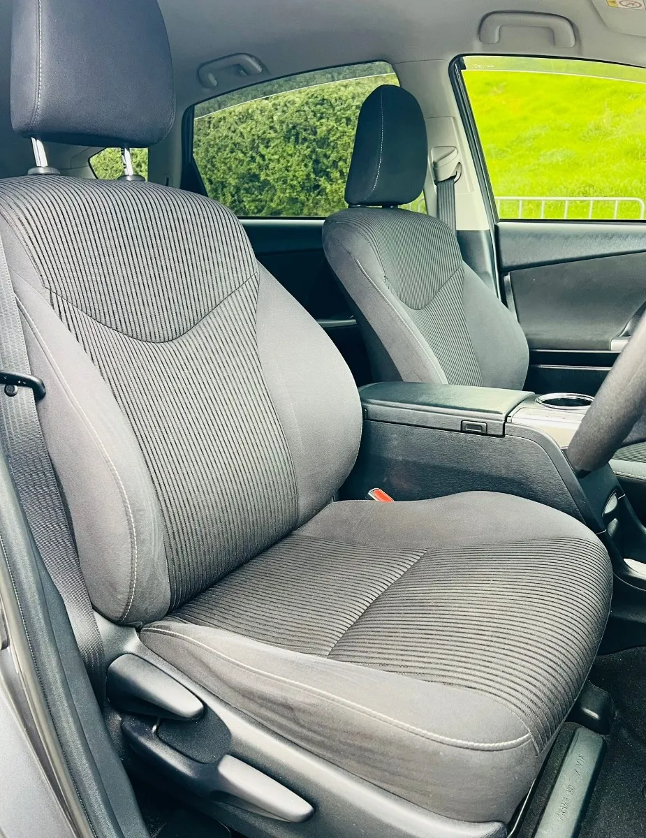  2018 Toyota Prius **CX ,5 Seats, Apple Android Play** Carousel 7