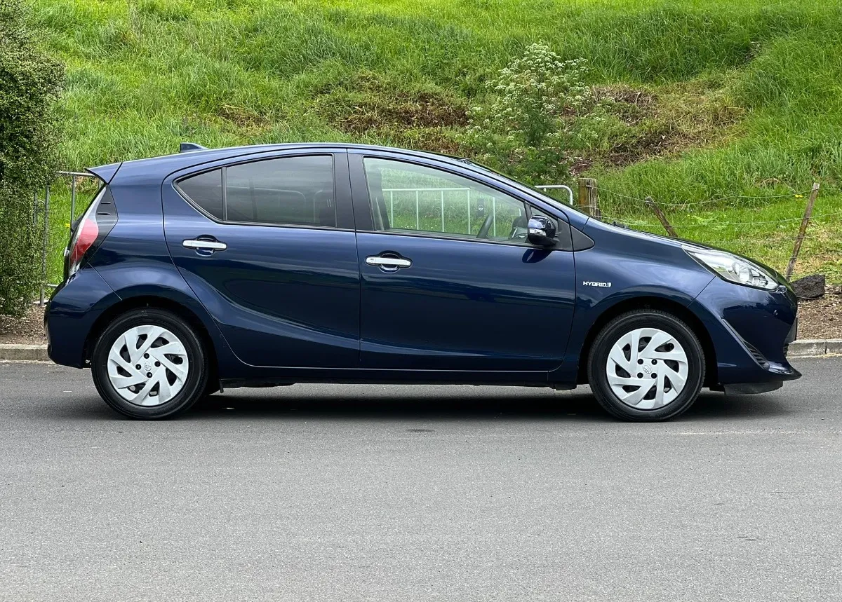  2019 Toyota Aqua **Parking sensors, Push start** Carousel 3