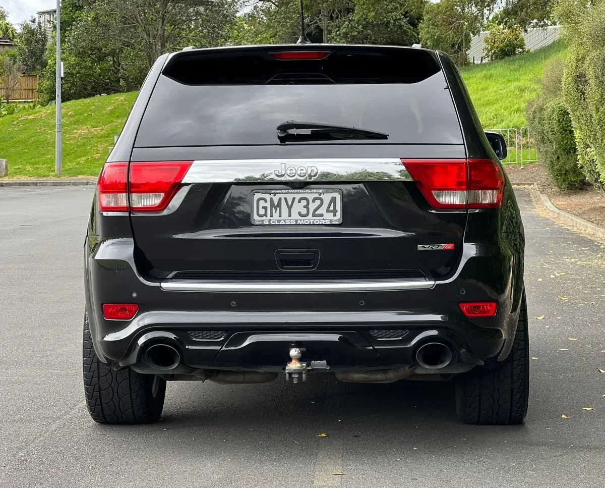  2012 Jeep Grand Cherokee SRT8 6.4L-V8 4WD **Full Leather Seats** Carousel 5