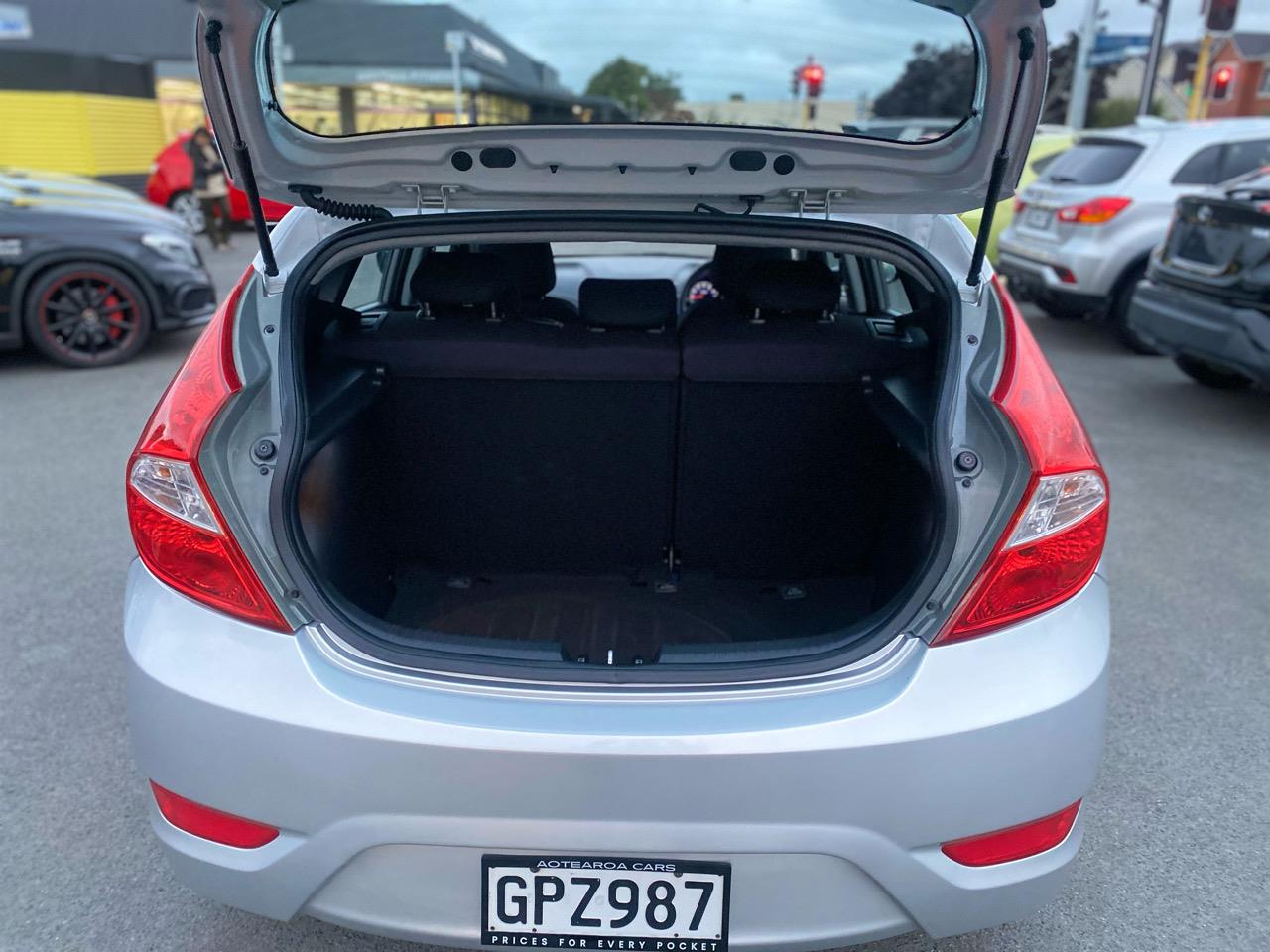 2012 HYUNDAI Accent 1.6 5D A4 Carousel 15