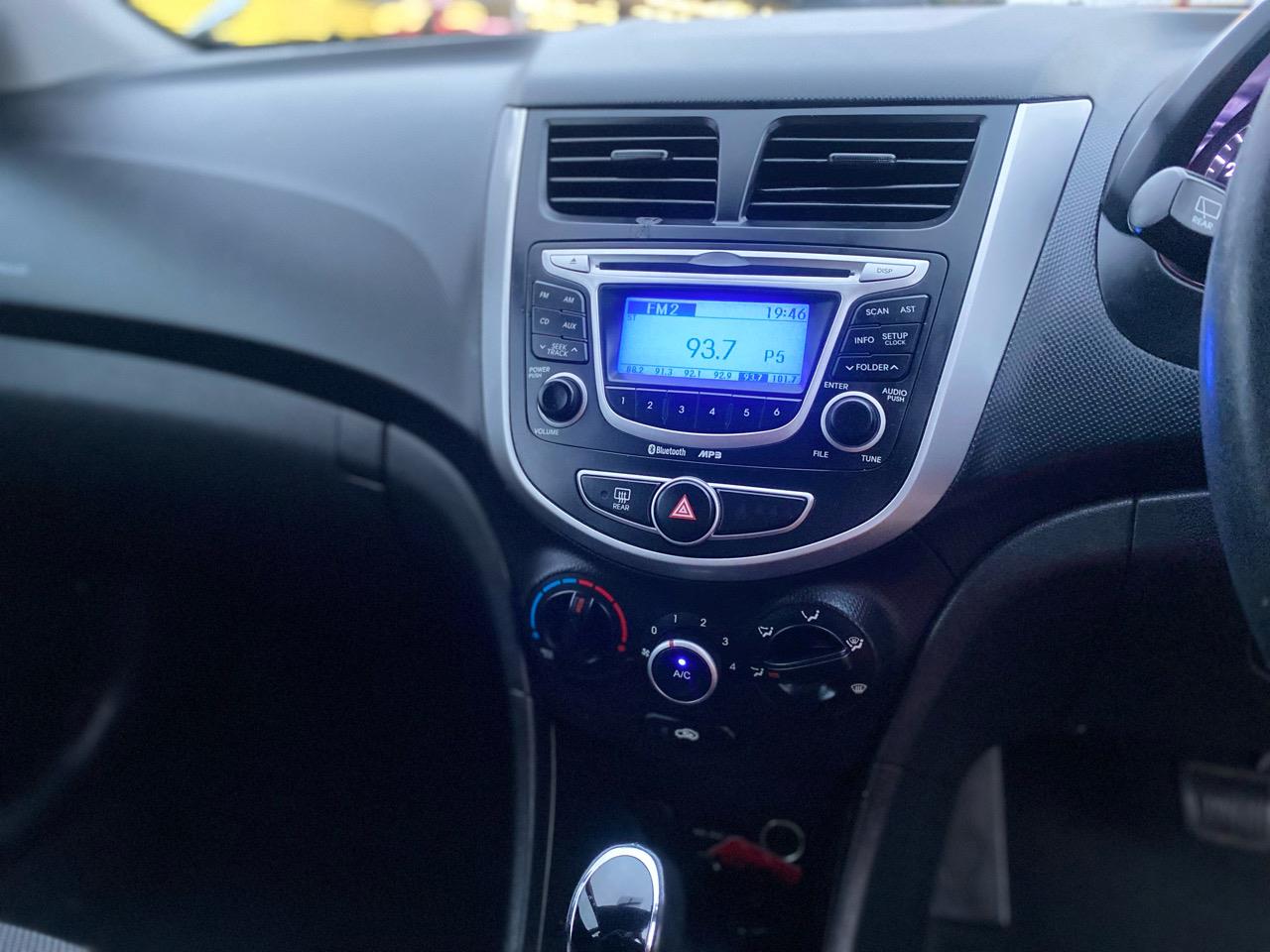 2012 HYUNDAI Accent 1.6 5D A4 Carousel 3