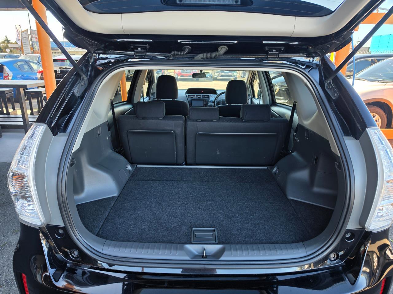 2013 Toyota Prius Alpha Carousel 1