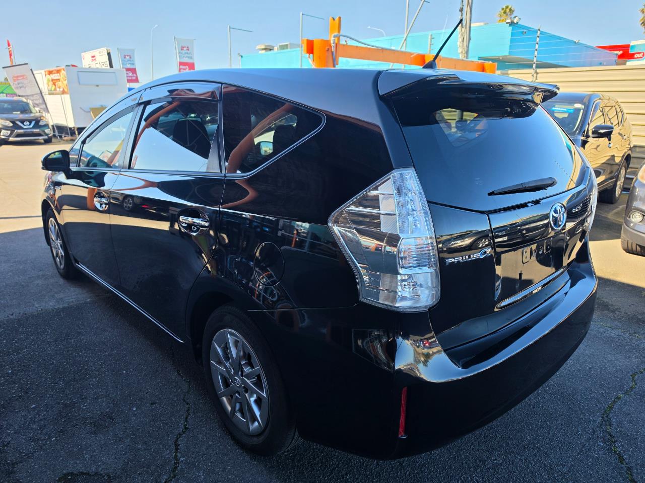 2013 Toyota Prius Alpha Carousel 8