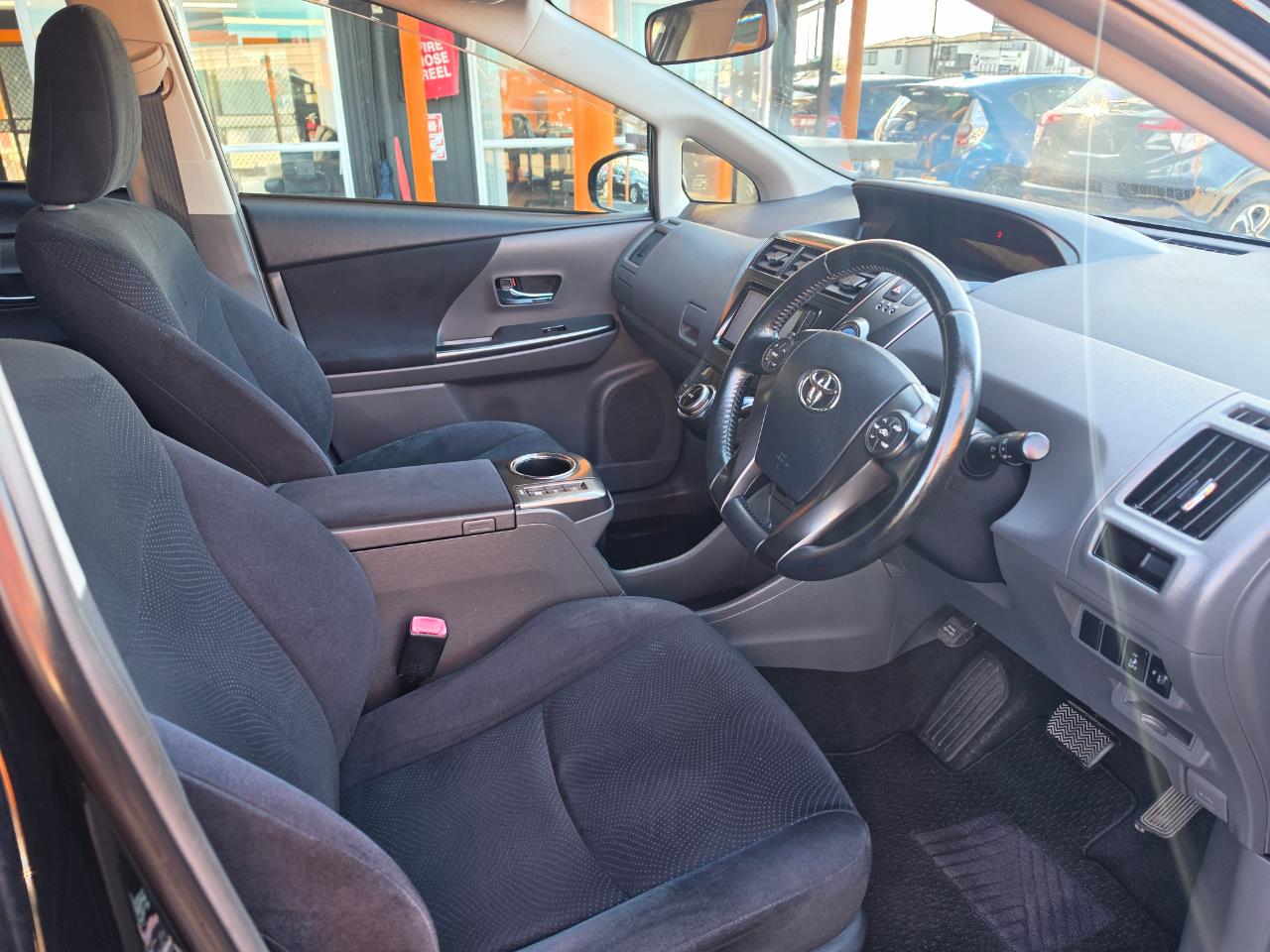 2013 Toyota Prius Alpha Carousel 11