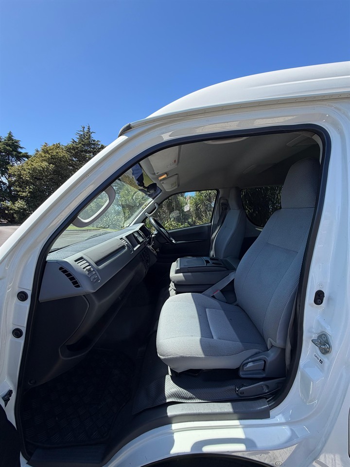 2008 Toyota Hiace Carousel 1