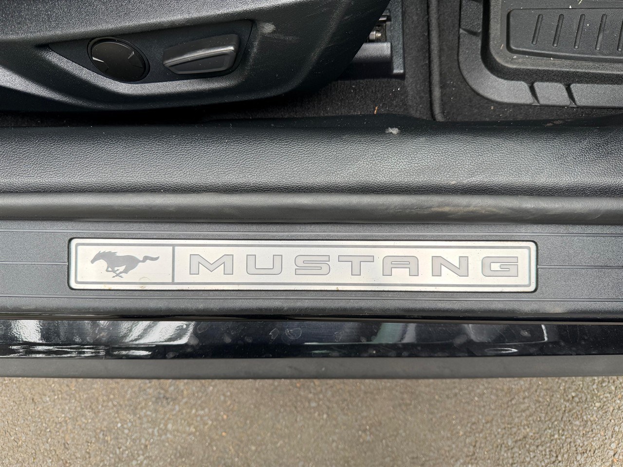 2020 Ford Mustang 2.3L FASTBACK AT 2.3 Carousel 9