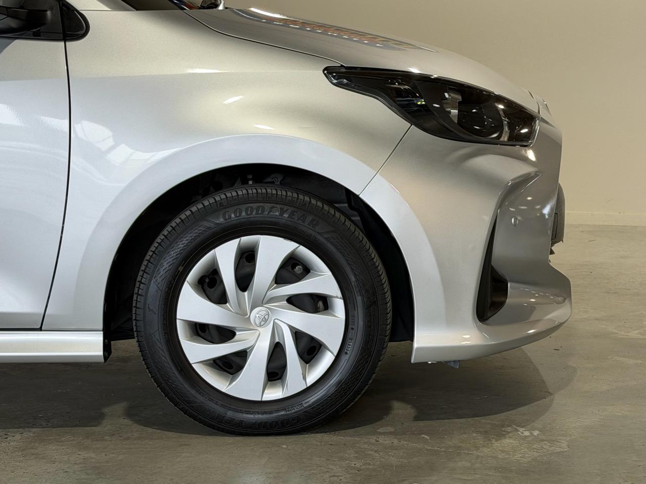2021 Toyota Yaris Hybrid X Collage 2