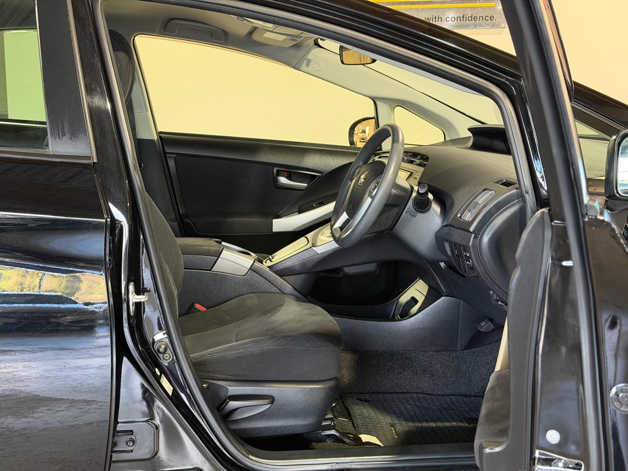 2015 Toyota Prius S -Grade Carousel 9