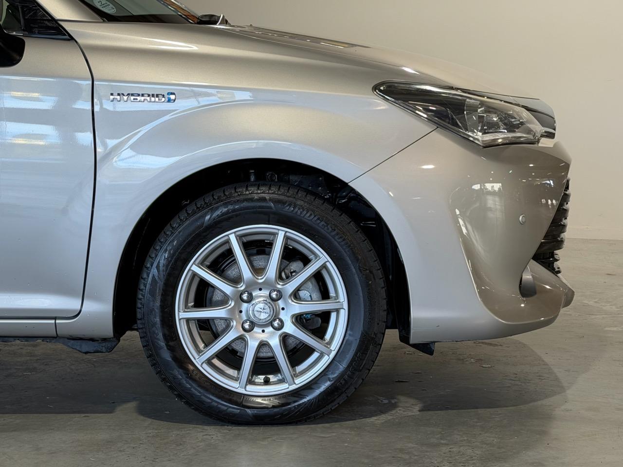 2015 Toyota Corolla Axio Hybrid G-Grade Collage 2