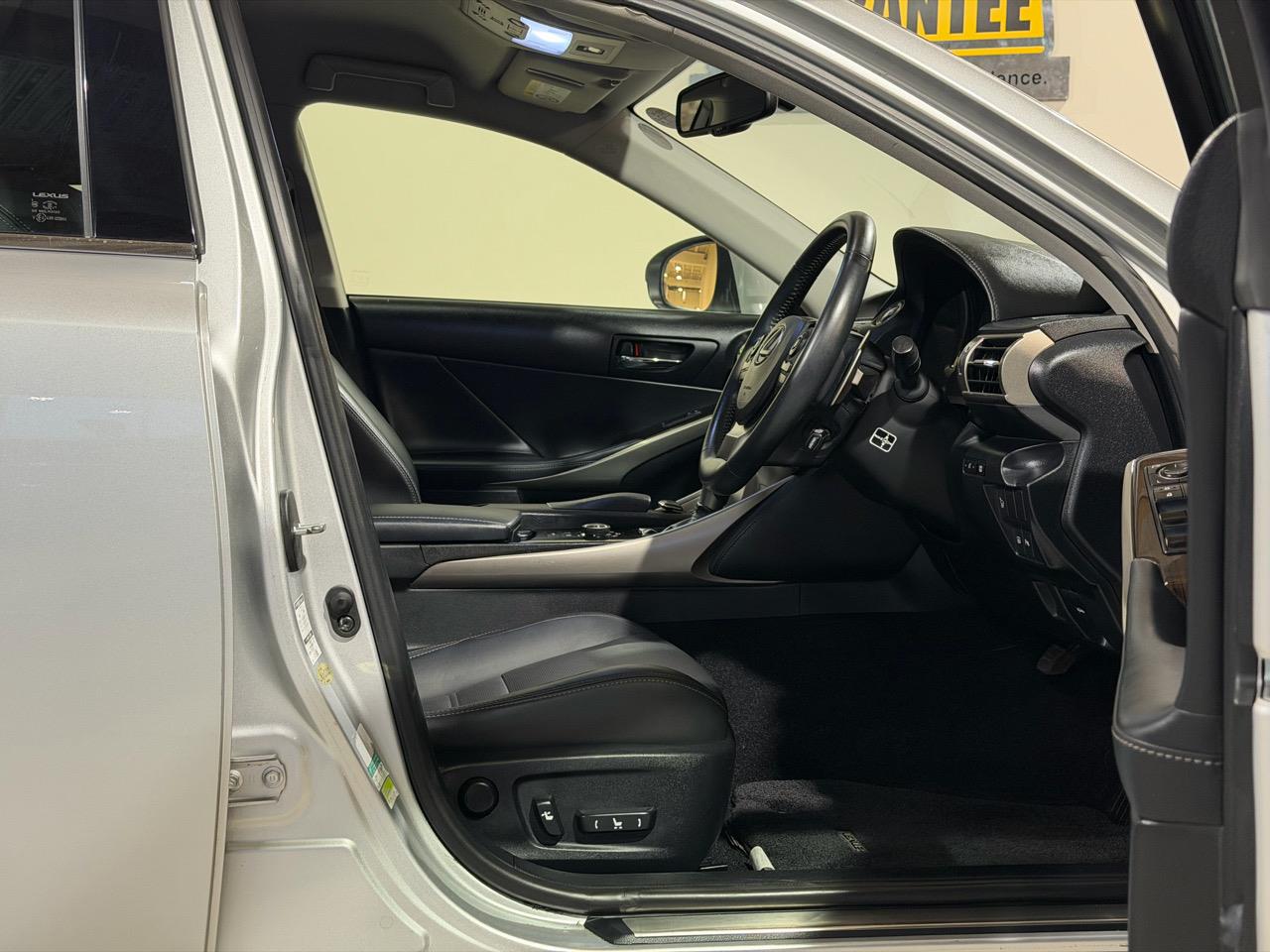 2013 Lexus IS 300h Version L Carousel 9