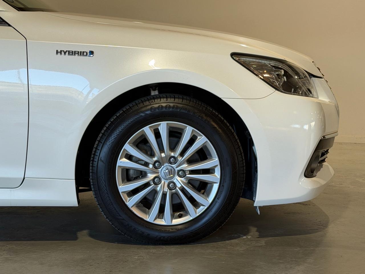 2013 Toyota Crown Hybrid Royal Saloon Carousel 2