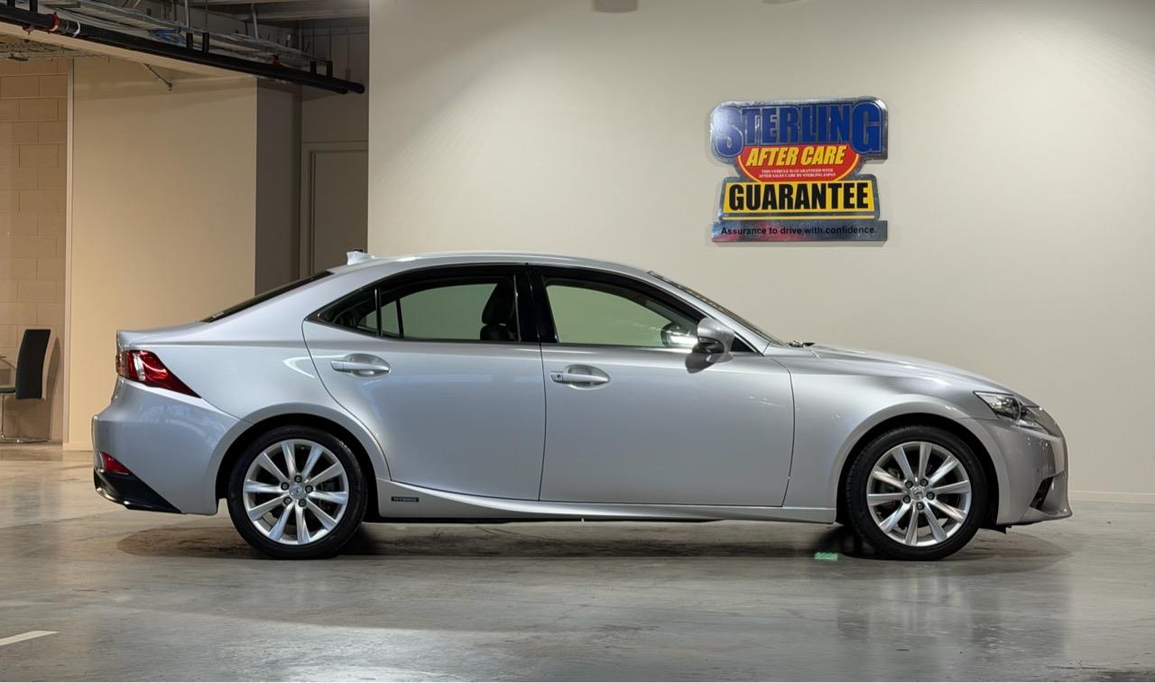 2013 Lexus IS 300h Version L Carousel 1