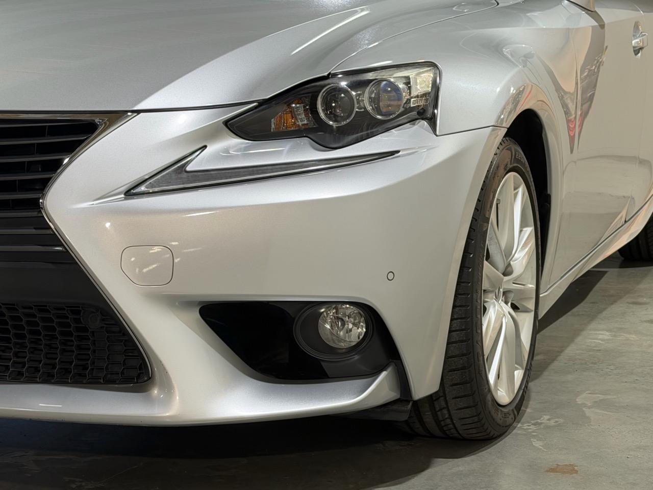 2013 Lexus IS 300h Version L Carousel 14