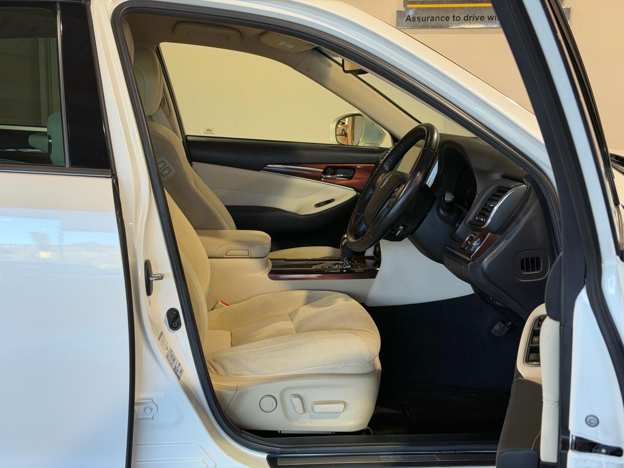 2013 Toyota Crown Hybrid Royal Saloon Carousel 9