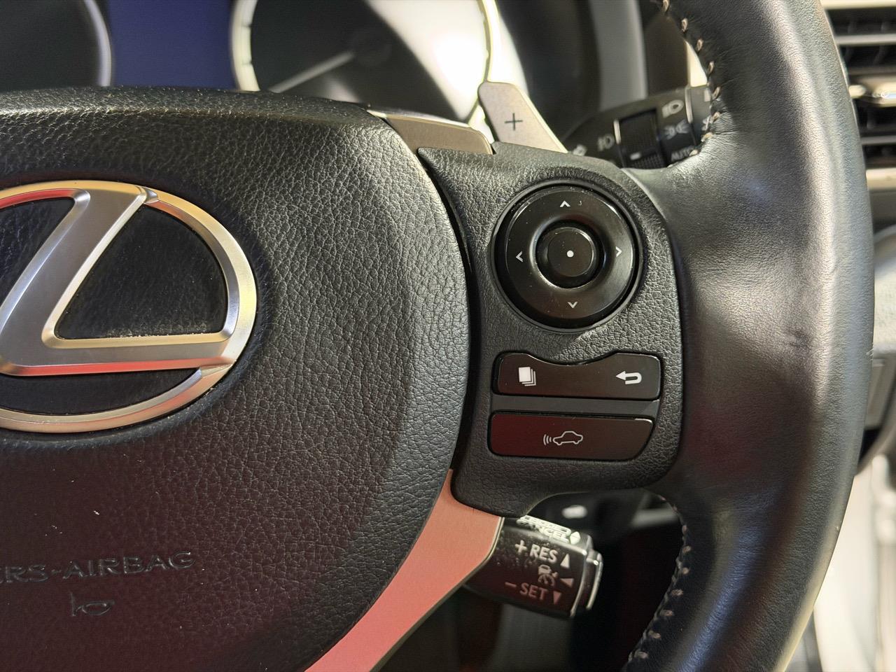 2013 Lexus IS 300h Version L Carousel 8