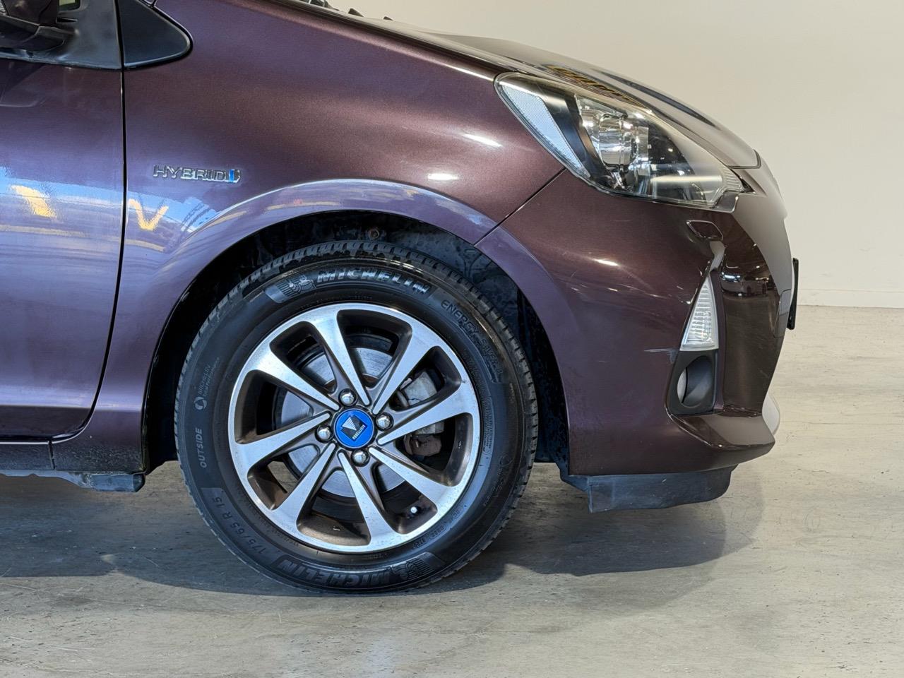 second hand 2014 Toyota Aqua for sale NZ Collage 1
