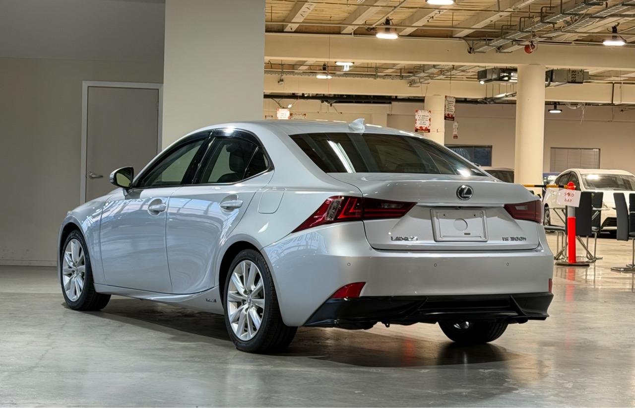 2013 Lexus IS 300h Version L Carousel 15