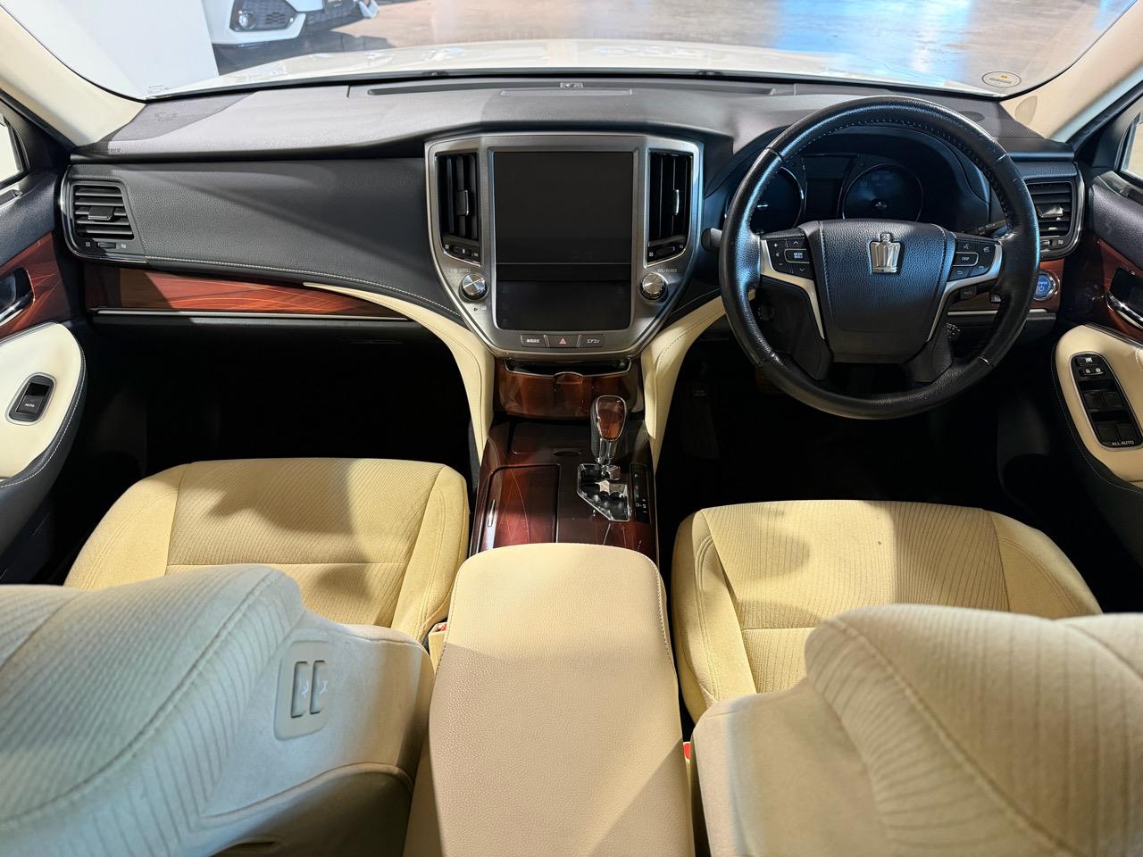 2013 Toyota Crown Hybrid Royal Saloon Carousel 5