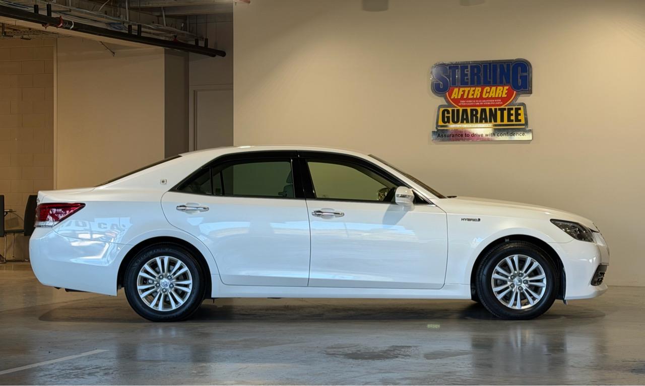 2013 Toyota Crown Hybrid Royal Saloon Carousel 1